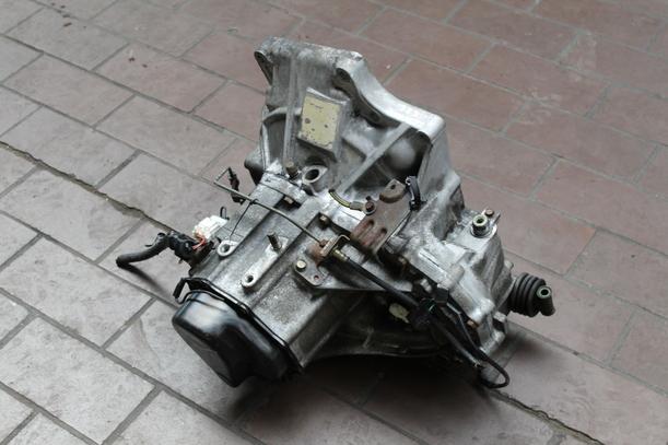 Foto: SCHALTGETRIEBE 5-GANG eines Mazda 323 1.4i 16V LX