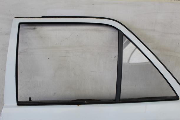 Foto: TÜR HINTEN LINKS eines Mercedes-Benz 230 E