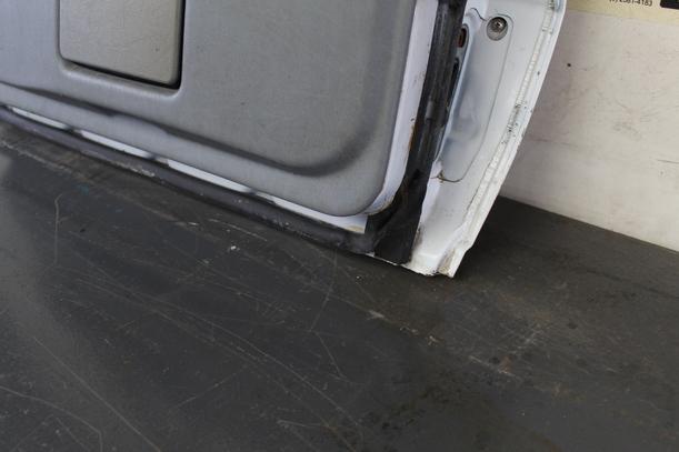 Foto: TÜR HINTEN LINKS eines Mercedes-Benz 230 E