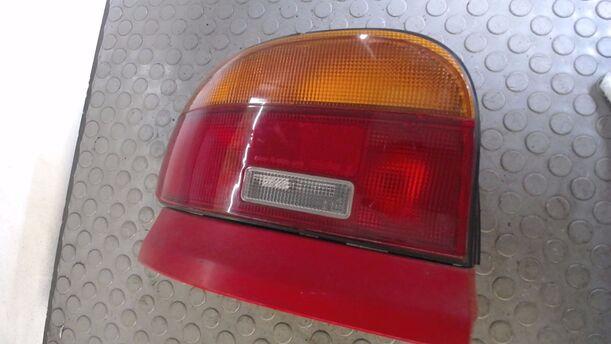 Foto: HECKLEUCHTE / RÜCKLICHT LINKS eines Mazda 121 16V Canvas Top GLX