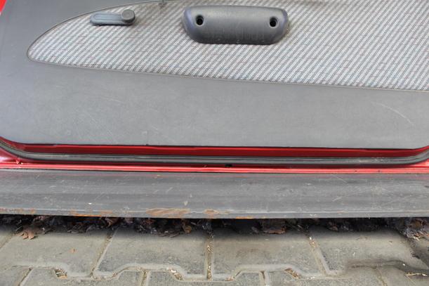 Foto: TÜR VORNE RECHTS V R eines Toyota Starlet 1.3 XLi