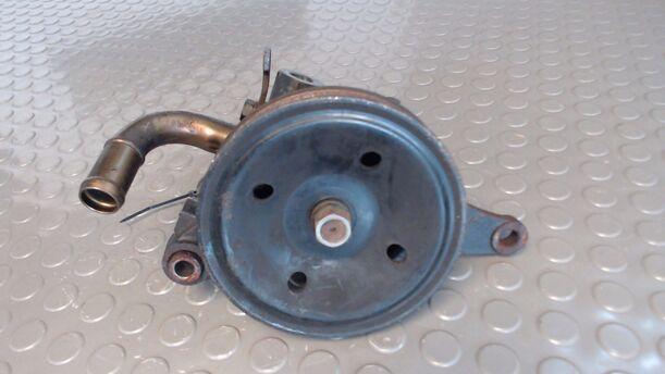 Foto: LENKGETRIEBEPUMPE / SERVOPUMPE eines Mazda 626 1.9i LX