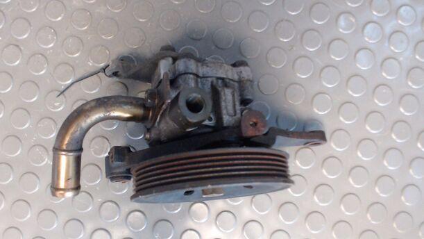 Foto: LENKGETRIEBEPUMPE / SERVOPUMPE eines Mazda 626 1.9i LX