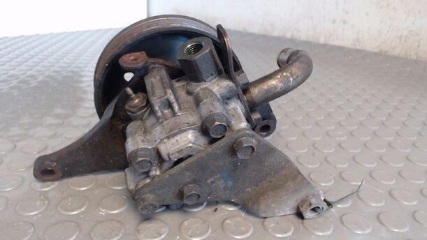 Foto: LENKGETRIEBEPUMPE / SERVOPUMPE eines Mazda 626 1.9i LX