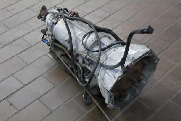 Foto: AUTOMATIK-GETRIEBE eines Opel Omega GL