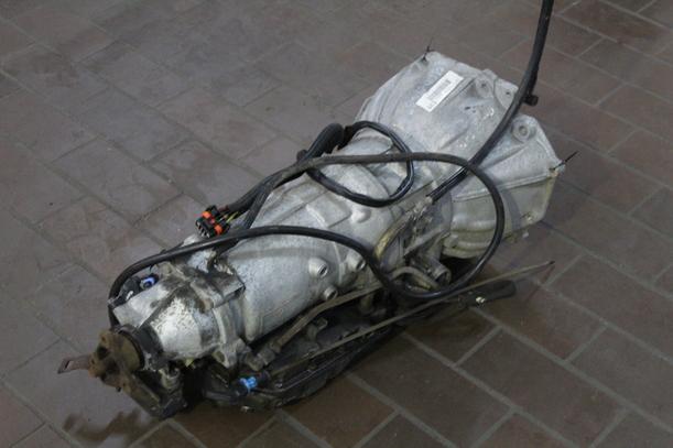 Foto: AUTOMATIK-GETRIEBE eines Opel Omega GL