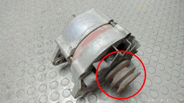 Foto: LICHTMASCHINE / GENERATOR ( 70A ) eines Ford Sierra Turnier CL