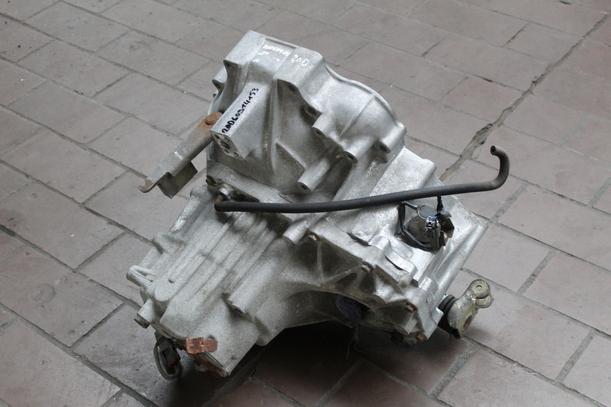 Foto: SCHALTGETRIEBE 5-GANG eines Nissan Sunny LX