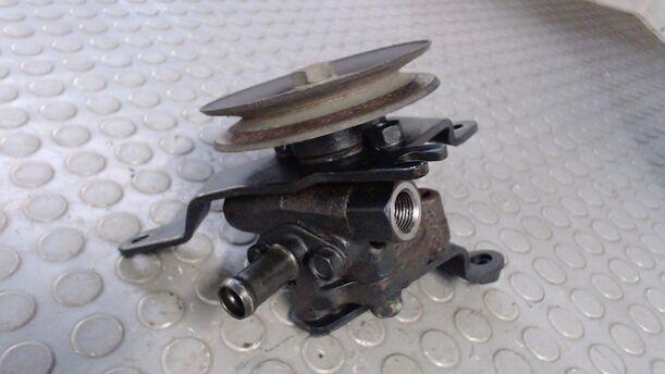 Foto: SERVOPUMPE / LENKGETRIEBEPUMPE eines Nissan Sunny LX