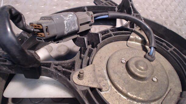 Foto: ELEKTROLÜFTER eines Nissan Sunny LX