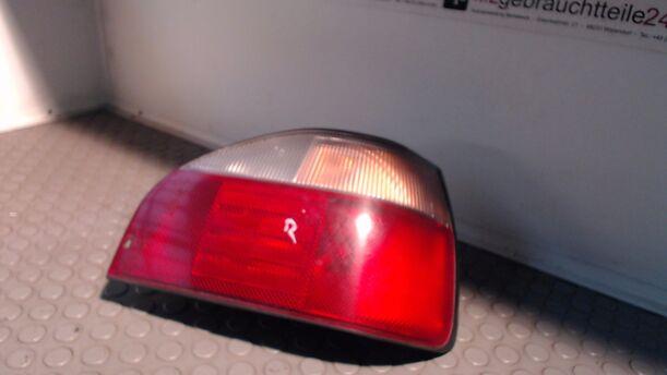 Foto: HECKLEUCHTE / RÜCKLEUCHTE RECHTS eines Nissan Sunny LX