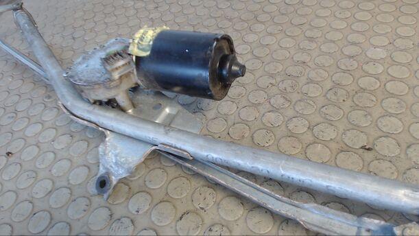 Foto: SCHEIBENWISCHERMOTOR VORN eines VW Passat Variant 1.8 CL