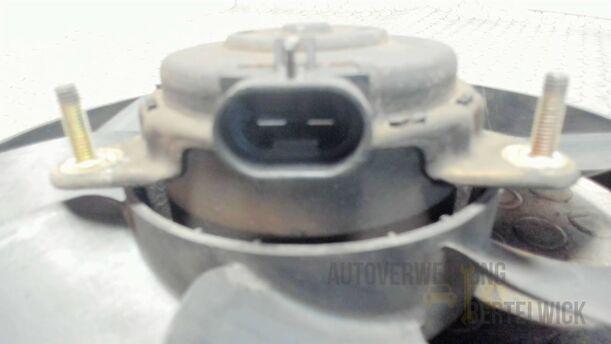 Foto: ELEKTROLÜFTER eines Alfa Romeo 145 1.6