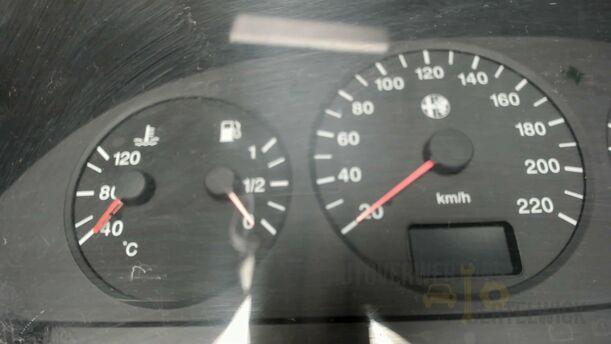 Foto: KOMBIINSTRUMENT / TACHOEINHEIT eines Alfa Romeo 145 1.6