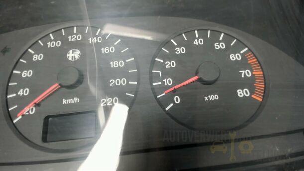 Foto: KOMBIINSTRUMENT / TACHOEINHEIT eines Alfa Romeo 145 1.6
