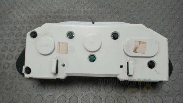 Foto: KOMBIINSTRUMENT / TACHOEINHEIT eines Alfa Romeo 145 1.6