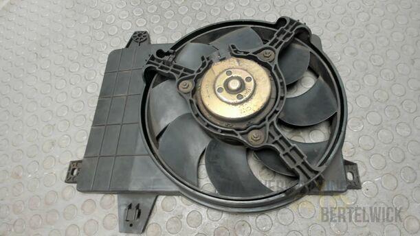 Foto: ELEKTROLÜFTER eines Alfa Romeo 145 1.6