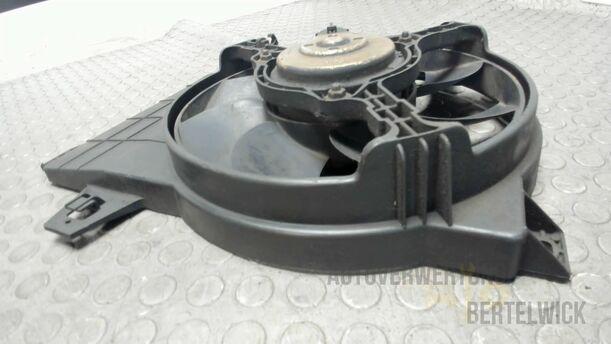Foto: ELEKTROLÜFTER eines Alfa Romeo 145 1.6