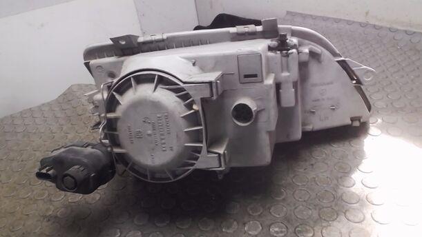 Foto: HAUPTSCHEINWERFER LINKS eines Opel Omega Caravan Turbo LS