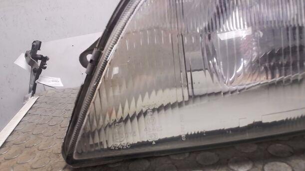 Foto: HAUPTSCHEINWERFER LINKS eines Opel Omega Caravan Turbo LS