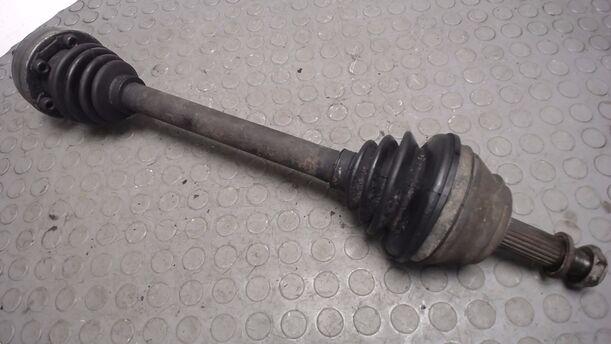 Foto: ANTRIEBSWELLE LINKS (90mm Innengelenk) eines VW Golf Cabrio (GL)