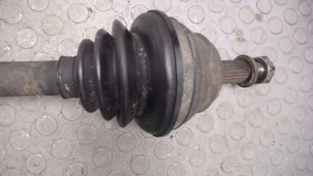 Foto: ANTRIEBSWELLE LINKS (90mm Innengelenk) eines VW Golf Cabrio (GL)