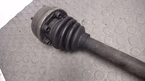 Foto: ANTRIEBSWELLE LINKS (90mm Innengelenk) eines VW Golf Cabrio (GL)