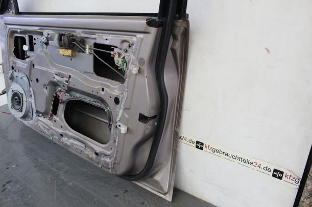 Foto: TÜR VORNE RECHTS eines Nissan Primera Traveller 2.0 SLX