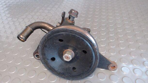 Foto: LENKGETRIEBEPUMPE / SERVOPUMPE eines Mazda 626 1.9i LX