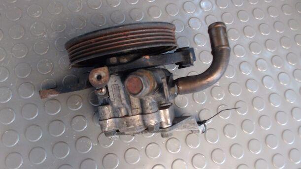 Foto: LENKGETRIEBEPUMPE / SERVOPUMPE eines Mazda 626 1.9i LX