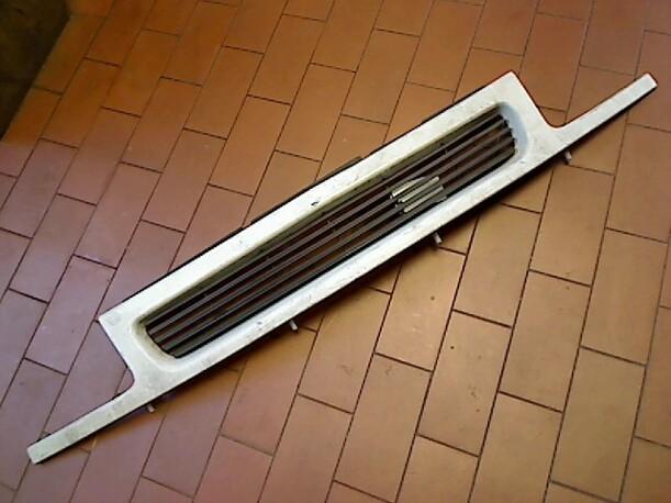 Foto: KÜHLERGRILL eines Opel Corsa LS