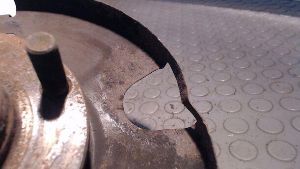Foto: ACHSSCHENKEL VORNE LINKS eines Nissan Sunny LX