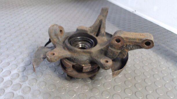 Foto: ACHSSCHENKEL VORNE LINKS eines Nissan Sunny LX
