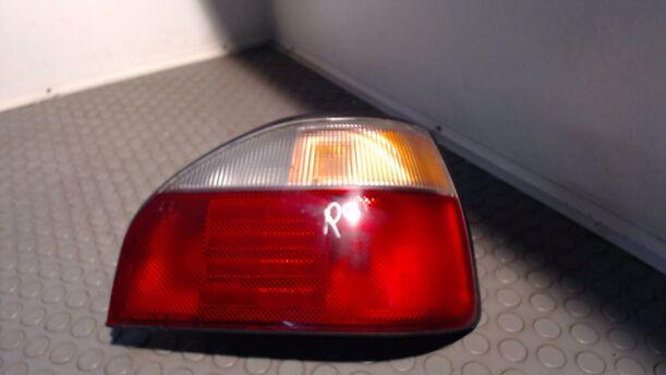 Foto: HECKLEUCHTE / RÜCKLEUCHTE RECHTS eines Nissan Sunny LX