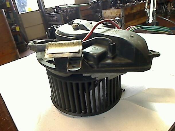 Foto: GEBLÄSEMOTOR eines Peugeot 405 Break GRI