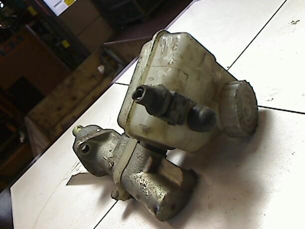 Foto: HAUPTBREMSZYLINDER eines Peugeot 405 Break GRI