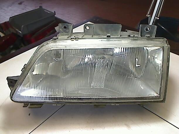 Foto: HAUPTSCHEINWERFER LINKS eines Peugeot 405 Break GRI
