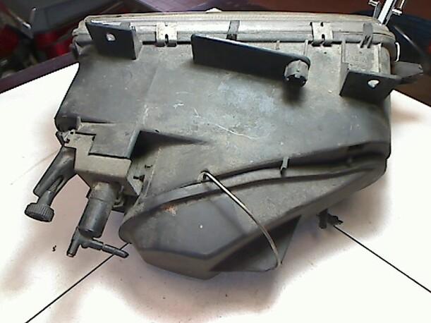 Foto: HAUPTSCHEINWERFER LINKS eines Peugeot 405 Break GRI