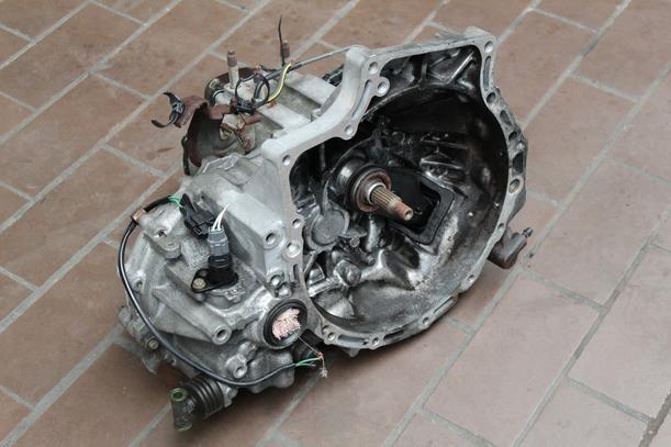Foto: SCHALTGETRIEBE 5-GANG eines Mazda 323 P 1.4
