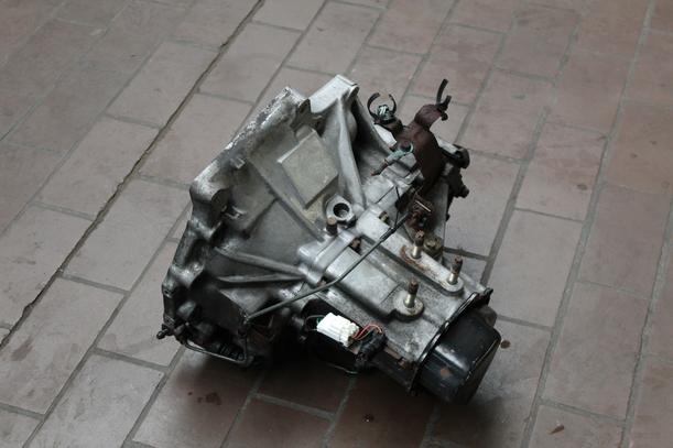 Foto: SCHALTGETRIEBE 5-GANG eines Mazda 323 P 1.4