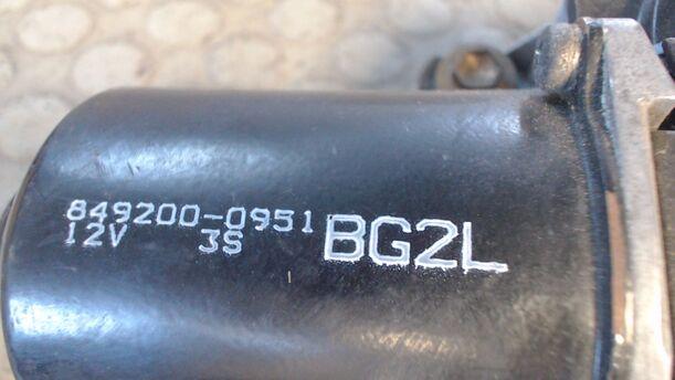 Foto: SCHEIBENWISCHERMOTOR VORN eines Mazda 323 P 1.4