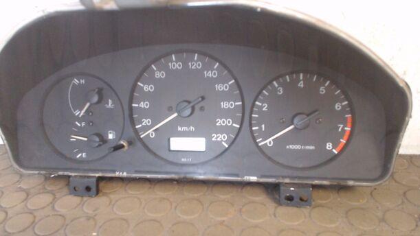 Foto: TACHOEINHEIT eines Mazda 323 P 1.4