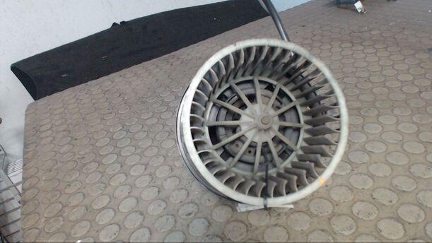 Foto: GEBLÄSEMOTOR eines Audi 80 1.8 S