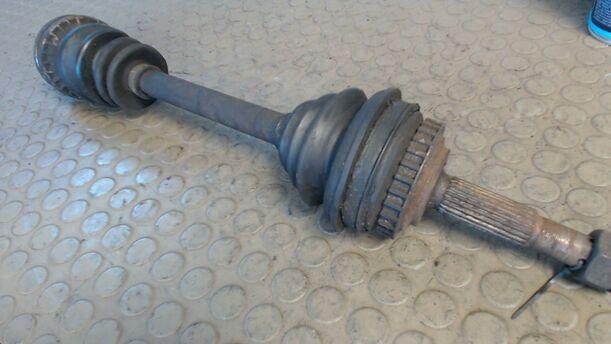 Foto: ANTRIEBSWELLE LINKS eines Opel Astra Caravan GLE Intercooler
