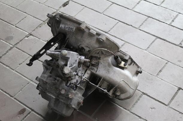 Foto: SCHALTGETRIEBE 5-GANG eines Opel Astra Caravan GLE Intercooler