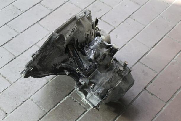 Foto: SCHALTGETRIEBE 5-GANG eines Opel Astra Caravan GLE Intercooler