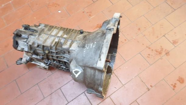 Foto: SCHALTGETRIEBE 5-GANG eines BMW 318i GLE Intercooler