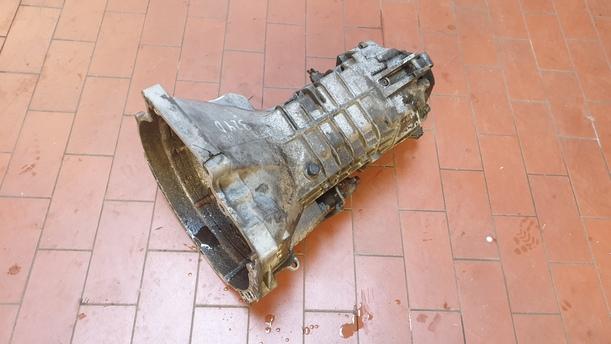 Foto: SCHALTGETRIEBE 5-GANG eines BMW 318i GLE Intercooler