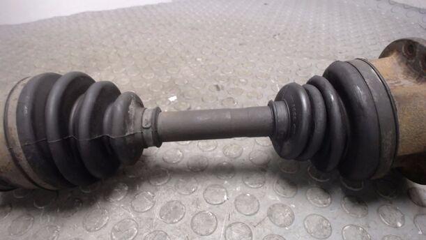 Foto: ANTRIEBSWELLE L eines Nissan Terrano II 2.7 TDi