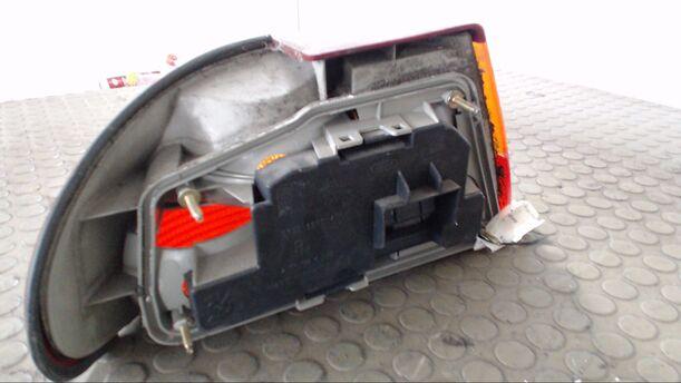 Foto: HECKLEUCHTE / RÜCKLICHT RECHTS eines Ford Mondeo CL